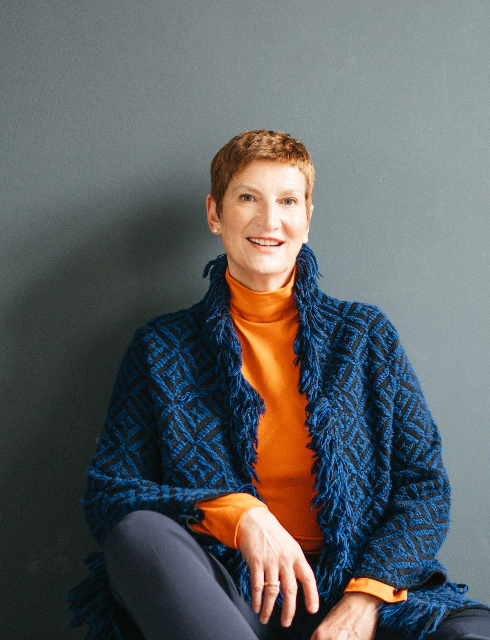 Lächelnde Frau in blauer Decke